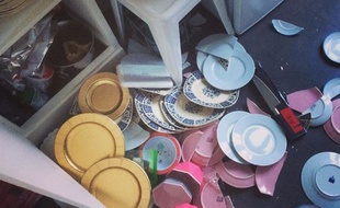 La Yellow Cube Gallery vous propose de venir casser des assiettes afin de revivre les traditionnelles ruptures.