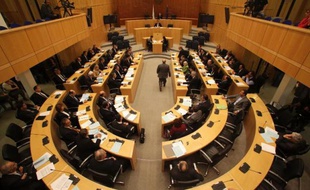 Le Parlement de Chypre a approuvé son premier budget depuis le plan de sauvetage européen de mars, avec des dépenses en baisse d'environ 10% afin d'atteindre les objectifs imposés par ce plan