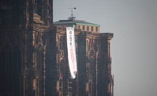 La banderole s'est invitée mardi après-midi sur la cathédrale.