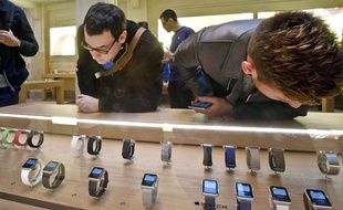 Des Apple Watch dans la boutique D'apple Opéra, à Paris.