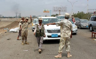 Un homme des forces de sécurité loyalistes à un checkpoint à Mansoura au Yémen, le 9 avril 2016