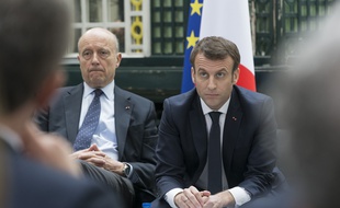 Emmanuel Macron avec l'ancien maire de Bordeaux, Alain Juppé, le 1er mars 2019.