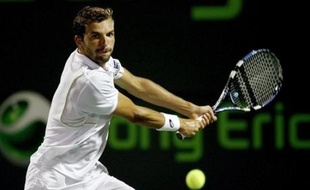 Le Français Julien Benneteau s'est incliné face à l'Espagnol Carlos Moya 3-6, 6-4, 7-6 (9/7), mardi lors du 1er tour du tournoi Masters Series d'Hambourg.