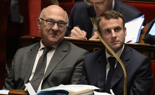 Le ministre des Finances Michel Sapin et le ministre de l'Economie Emmanuel Macron le 28 octobre 2014 à l'Assemblée nationale à Paris