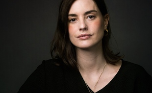 Laurie Nunn, la créatrice de « Sex Education » a reçu le prix le prix Konbini de l?engagement à CanneSeries.