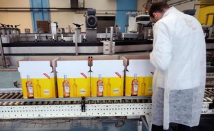 Une chaîne d'emballage du groupe Pernod-Ricard à Vendeville, dans le nord de la France, le 31 janvier 2013