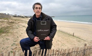 Exilé volontaire au "bout du monde" à quelques encablures de la Pointe du Raz dans le Finistère sud, Claude Maidemberg, inventeur autodidacte, expérimente et commercialise ses trouvailles comme la D-Carte, un mini DVD utilisé comme une carte postale numérique.