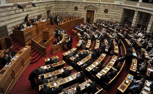Le parlement grec vote samedi un nouveau budget de rigueur pour 2014, dans un climat de défi vis-à-vis de ses créanciers de l'UE et du FMI dont elle attend une reconnaissance plus tangible des sacrifices et des progrès accomplis depuis le début de la crise.