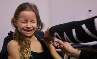 Une petite fille se fait vacciner contre le Covid-19 en France, en décembre 2021