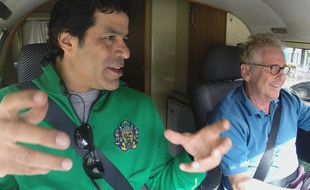 L'ex-star du PSG, Raï a créé en 1998 la fondation Gol de Letra. Ici avec Daniel Cohn-Bendit dans Sur la route avec Socrate
