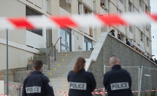 Les enquêteurs sur la scène d'un homicide dans la cité des Lauriers à Marseille.