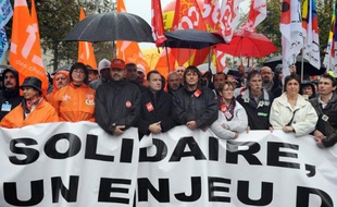 La journée de manifestation sur les retraites, la huitième en deux mois, a été marquée samedi par une nouvelle baisse de l'affluence et les syndicats divergent désormais sur les formes à donner au mouvement de contestation qui perdure malgré l'adoption de la réforme.