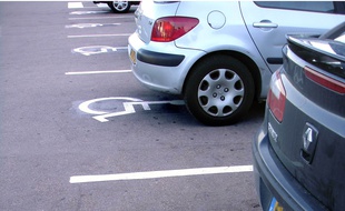 Illustration de places pour handicapé sur un parking.