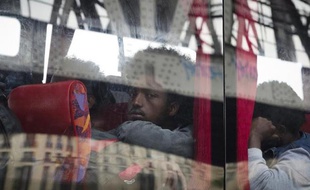 Des migrants africains à bord d'un bus après leur évacuation d'un campement le 2 juin 2015 à La Chapelle à Paris
