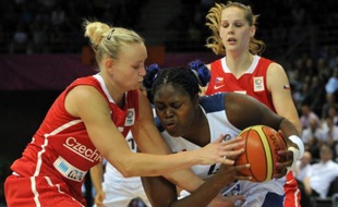 La France a passé avec succès son premier véritable test depuis le début de l'Euro-2013 dames de basket, en écartant la République tchèque (64-49) grâce à la domination absolue de son secteur intérieur, vendredi à Mouilleron-le-Captif (Vendée).