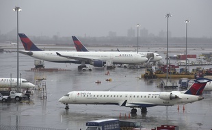 Plus de 500 vols ont été supprimés à cause du vent à l'aéroport de LaGuardia de New York, le 2 mars 2018.