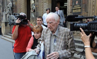 Laszlo Csatari quitte le Tribunal de Budapest (Hongrie), le 18 juillet 2012.