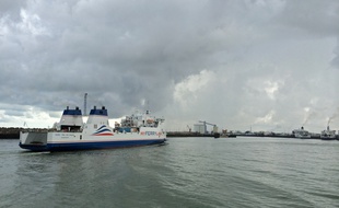 Calais, le 15 aout 2014. Un bateau de la compagnie My Ferry Link entre au port de Calais.