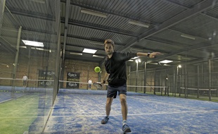Le padel, sport de raquettes, arrive dans le Nord.
