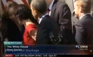 Barack Obama se préoccupe d'une femme enceinte sur le point de s'évanouir, le 22 octobre 2013.