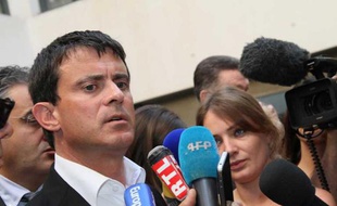 Le ministre de l'Intérieur Manuel Valls, le 16 août 2012, au centre hospitalier d'Aix-en-Provence.