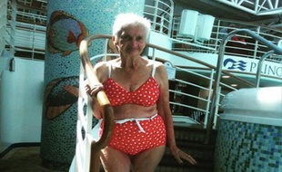 Irène, 90 ans, dans son bikini.