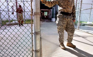 Un militaire américain et un détenu, dans la prison de Guantanamo, à Cuba, le 21 janvier 2009.