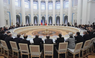 Les pays riches et émergents du G20 se sont réunis vendredi à Moscou pour tenter de mettre fin à la "stagnation" de l'économie mondiale, plombée par la zone euro, dans l'espoir d'écarter la menace d'une "guerre des monnaies" ravivée par le Japon.