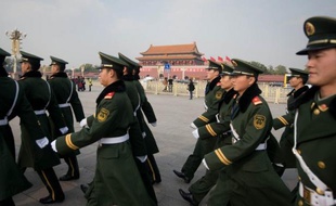 Les autorités chinoises ont resserré encore leur étau sur les régions tibétaines, face à une vague de suicides de Tibétains qui vient mettre à mal le thème de la "société harmonieuse" mise en avant au congrès du Parti communiste, ont rapporté vendredi des habitants et des ONG.