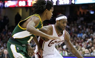 Drafté en 25ème position, par les Seattle SuperSonics lors de la Draft NBA 2005. Mickaël Gelabale a passé la saison 2005-06 avec Real Madrid en Espagne. Cette saison il n'a pas encore joué un match.