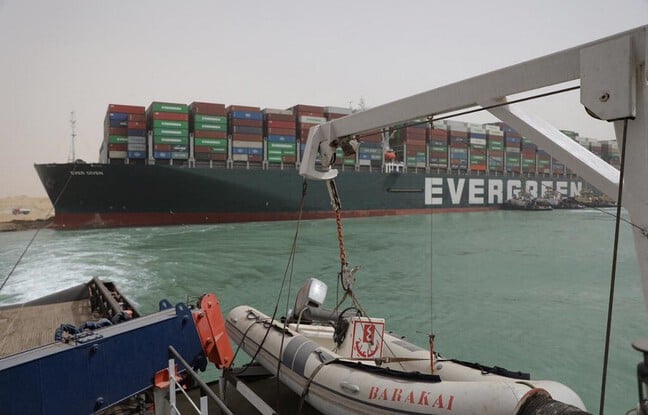 Canal de Suez : « Des semaines » ou 48 heures ? Incertitude sur les délais nécessaires au déblocage de l'« Ever Given »