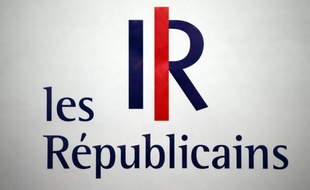 Le logo Les Républicains est présenté le 30 mai 2015 à Paris