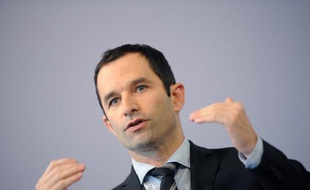 Benoît Hamon, porte-parole du PS, a estimé lundi que la remise en cause de la cinquième semaine de congés payés était "la nouvelle cible du gouvernement" et la "prochaine étape" de Nicolas Sarkozy s'il était réélu en mai.