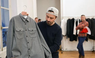 La flanelle grise de belle qualité est là mais le costume a pris des libertés avec les codes. La collection de Julien David, présentée mercredi, premier jour des défilés masculins parisiens, se veut un savant mélange entre streetwear et luxe.