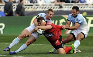 Toulon et Clermont, leader et dauphin du Top 14, ont rapporté une défaite de leur déplacement au pays basque, respectivement contre Bayonne (33-28) et Biarritz (32-28), samedi lors d'une 22e journée marquée par la relégation de Mont-de-Marsan en Pro D2.