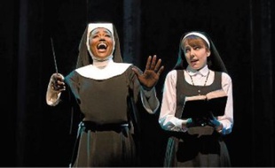 Patina Miller interprète Deloris dans la version américaine de Sister Act.
