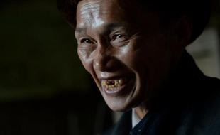 Le chaman chinois Zhao Fucheng, 74 ans, le 3 février 2014, dans son village de Qiuka dans la province de Guangxi