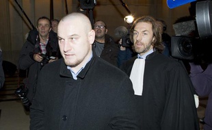 Marc Machin et de son avocat Maitre Louis Balling arrivent à l'ouverture de son procès en révision au tribunal de grande instance de Paris, le 17 décembre 2012.