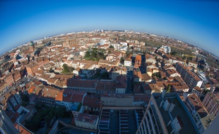 Vue aérienne du quartier Saint-Cyprien à Toulouse.