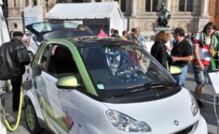 A gauche, la Smart fortwo de Daimler ; en haut à droite, la Peugeot iOn et, en bas à droite, la BlueCar de Bolloré.