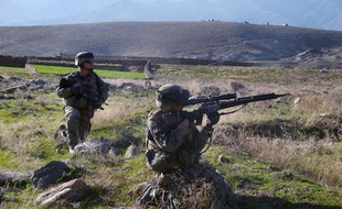 Des soldats français en position dans la vallée d'Ouzbine (Afghanistan), le 12 mars 2009.