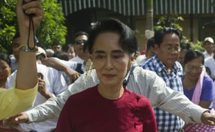 Aung San Suu Kyi visite un bureau de vote le 8 novembre 2015 à Rangoun