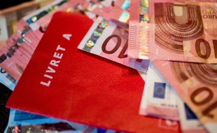 Photo prise à Lille, le 24 août 2015, d'un Livret A et de billets de banque
