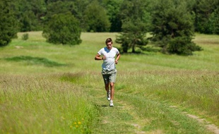 Illustration d'un homme faisant du jogging.