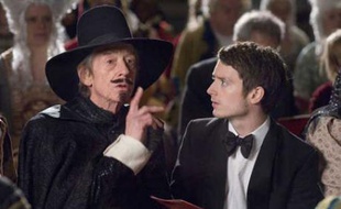 Elijah Wood (à droite) dans «Crimes à Oxford» d'Alex de la Iglesia