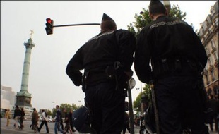 Une centaine de manifestants anti-Sarkozy se sont rassemblés sur la place de la Bastille peu après 20h00 afin d'exprimer leur déception et leur colère après la victoire du candidat UMP à la présidentielle, a constaté une journaliste de l'AFP.