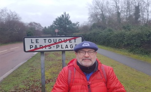 Dimanche, sous la pluie, Patrick Maurin est parti du Touquet pour une nouvelle marche pour sensibiliser aux suicides d'agriculteurs.