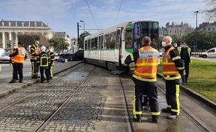 Le tramway a déraillé après une collision, mercredi 3 mars 2021 à Nantes.