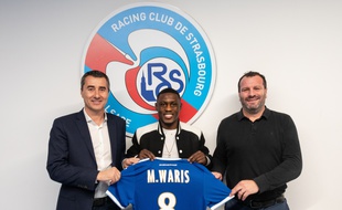Majeed Waris entouré du président du Racing Marc Keller (à gauche) et de Loïc Désiré, le responsable du recrutement du club alsacien.