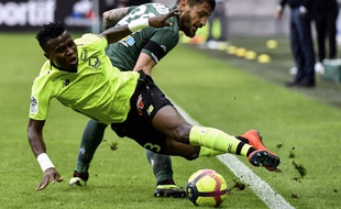 Ici au duel avec Youssouf Koné, Mathieu Debuchy a été expulsé en fin de partie ce dimanche, tout comme Wahbi Khazri. JEFF PACHOUD